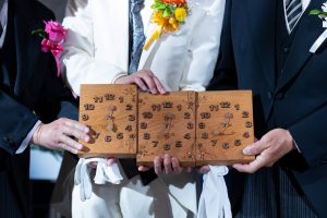 両親に感謝の記念品をプレゼント！花束以外に人気の記念品は？