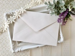 招待状はいつ発送する？発送する時の準備物やマナーは？