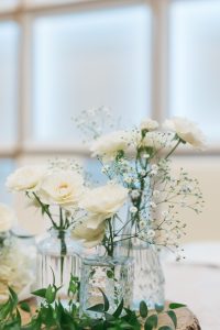 結婚式の装花ってどう決める？打ち合わせの流れと人気デザインを紹介💐